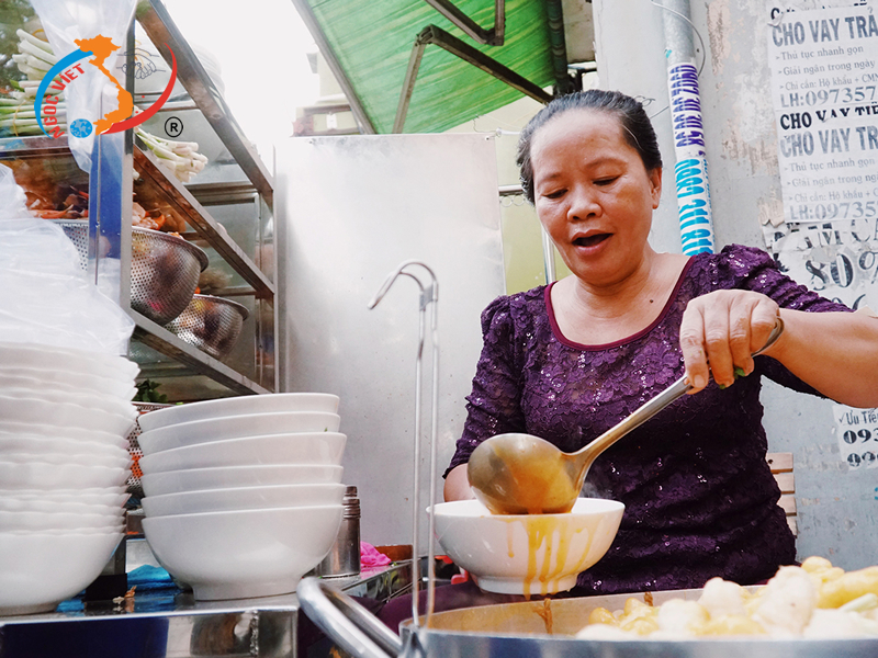 Hàng bánh canh cua 300k lúc nào cũng tấp nập khách